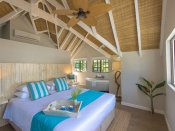 Le Nautique Luxury Waterfront Hotel La Digue - King Deluxe Seafront Zimmer - Schlafzimmer