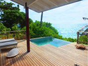 Carana Beach Hotel - Ocean View Pool Chalet - Balkon mit Pool