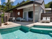 Carana Beach Hotel - Ocean View Pool Chalet - Balkon mit Pool