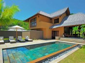 Constance Ephélia Resort - Family Villa - Außenansicht mit Swimmingpool 
