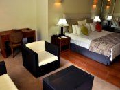 Crown Beach Hotel - Junior Suite Bergblick - Sitzgelegenheit