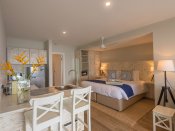 Le Nautique Luxury Beachfront Apartments - King Beachfront - Schlafbereich