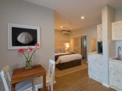 Le Nautique Luxury Beachfront Apartments - Queen Beachfront - Wohn- und Schlafbereich
