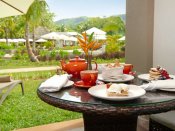 The H Resort - Garden Junior Suite - Frühstück mit Blick in den Garten
