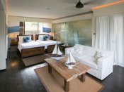 Dhevatara Beach Hotel - Schlaf- und Wohnbereich