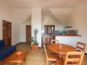 L'Hirondelle Self Catering Guest House - Dachgeschoss Appartement - Wohnzimmer