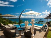 Le Duc de Praslin - Hillside Villa - Aussicht auf Pool, Terrasse und Meer