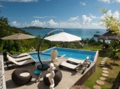 Le Duc de Praslin - Hillside Villa - Aussicht auf Pool, Terrasse und Meer