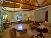 Denis Private Island - Family Cottage - Wohn- und Schlafbereich